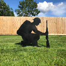 Load image into Gallery viewer, Kneeling Soldier Metal Garden Decoration - Black
