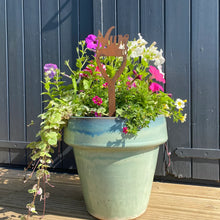 Load image into Gallery viewer, Rusty Metal Mum On A Spade Garden Decoration
